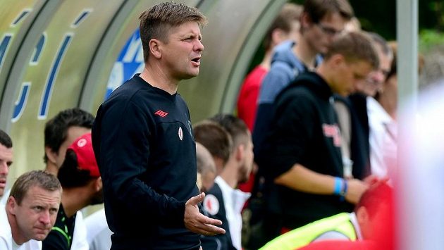Trenér fotbalistů Slavie Praha Dušan Uhrin mladší. Trenér fotbalistů Slavie Praha Dušan Uhrin mladší.