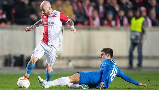 Miroslav Stoch ze Slavie se snaží vyhnout Ruslanu Malinovskému z Genku během prvního utkání play off Evropské ligy. Miroslav Stoch ze Slavie se snaží vyhnout Ruslanu Malinovskému z Genku během prvního utkání play off Evropské ligy.