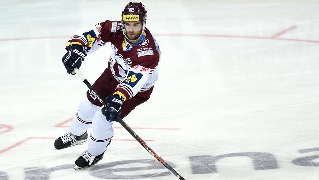 Sparťanský útočník Michal Vondrka během utkání 44. kola Tipsport extraligy proti Slavii. Sparťanský útočník Michal Vondrka během utkání 44. kola Tipsport extraligy proti Slavii.