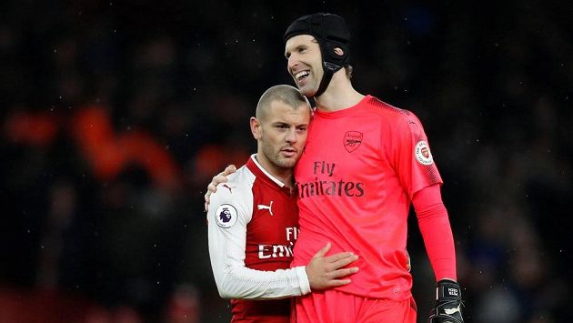 Brankář Petr Čech se spoluhráčem Jackem Wilsherem. Brankář Petr Čech se spoluhráčem Jackem Wilsherem.