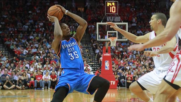 Kevin Durant (vlevo) během utkání na palubovce Houstonu. Kevin Durant (vlevo) během utkání na palubovce Houstonu.
