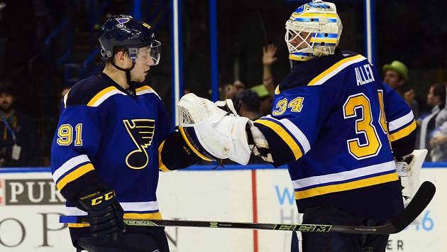 Ruský útočník Vladimir Tarasenko oslavuje svůj gól proti Anaheimu s brankářem St. Louis Jakem Allenem. Ruský útočník Vladimir Tarasenko oslavuje svůj gól proti Anaheimu s brankářem St. Louis Jakem Allenem.