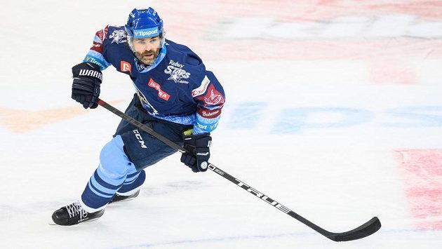 Jaromír Jágr z Kladna během utkání Tipsport extraligy na ledě Sparty. V neděli by se měl na jejím ledě po šesti týdnech vrátit do soutěžních zápasů. Jaromír Jágr z Kladna během utkání Tipsport extraligy na ledě Sparty. V neděli by se měl na jejím ledě po šesti týdnech vrátit do soutěžních zápasů.