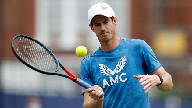 Andy Murray při tréninku v londýnském Queen's Clubu. Andy Murray při tréninku v londýnském Queen's Clubu.