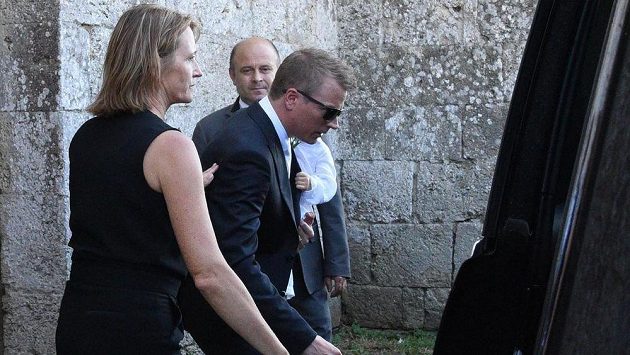 Kimi Räikkönen (v brýlých) před svatbou s Minttu Virtanenovou. Kimi Räikkönen (v brýlých) před svatbou s Minttu Virtanenovou.