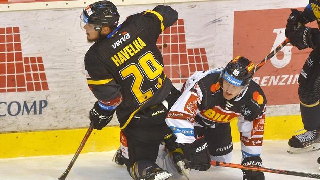 Zleva Martin Havelka z Litvínova a Miroslav Forman ze Sparty. Zleva Martin Havelka z Litvínova a Miroslav Forman ze Sparty.