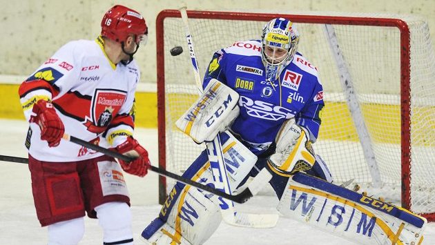 Vladimír Škoda z Hradce Králové (vlevo) před zlínským brankářem Liborem Kašíkem. Vladimír Škoda z Hradce Králové (vlevo) před zlínským brankářem Liborem Kašíkem.