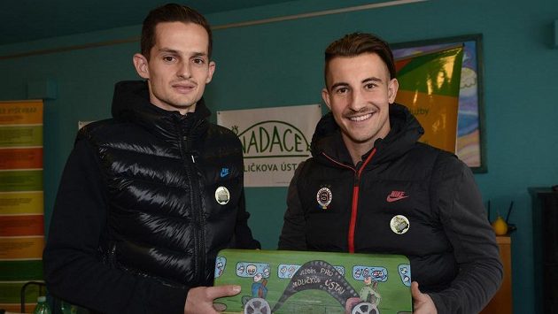 Fotbalisté Sparty Praha Mario Holek a Lukáš Vách na návštěvě Jedličkova ústavu. Fotbalisté Sparty Praha Mario Holek a Lukáš Vách na návštěvě Jedličkova ústavu.