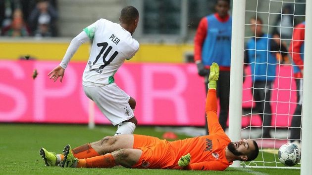 Tomáš Koubek na lopatkách. Útočník Mönchengladbachu Alassane Pléa už měl při zakončení situaci hodně jednoduchou. Tomáš Koubek na lopatkách. Útočník Mönchengladbachu Alassane Pléa už měl při zakončení situaci hodně jednoduchou.