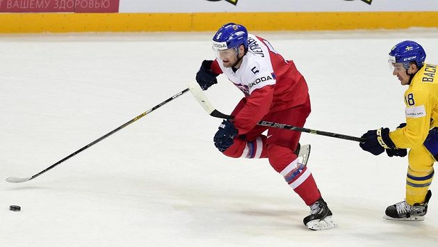 Český obránce Jakub Jeřábek (vlevo) a švédský útočník Mikael Backlund. Český obránce Jakub Jeřábek (vlevo) a švédský útočník Mikael Backlund.