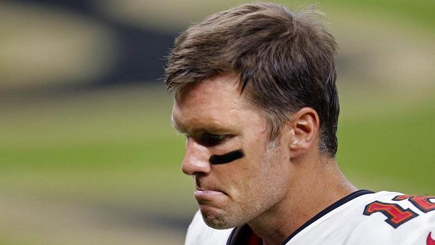 Hvězdnému quarterbackovi Tomovi Bradymu první zápas za Tampu Bay Buccaneers nevyšel. Hvězdnému quarterbackovi Tomovi Bradymu první zápas za Tampu Bay Buccaneers nevyšel.