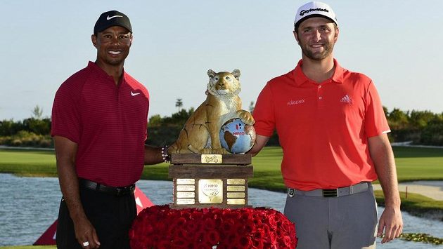 Španěl Jon Rahm (vpravo) a Američan Tiger Woods. Španěl Jon Rahm (vpravo) a Američan Tiger Woods.