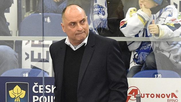 Trenér Hradce Králové Vladimír Kýhos při utkání v Brně. Trenér Hradce Králové Vladimír Kýhos při utkání v Brně.