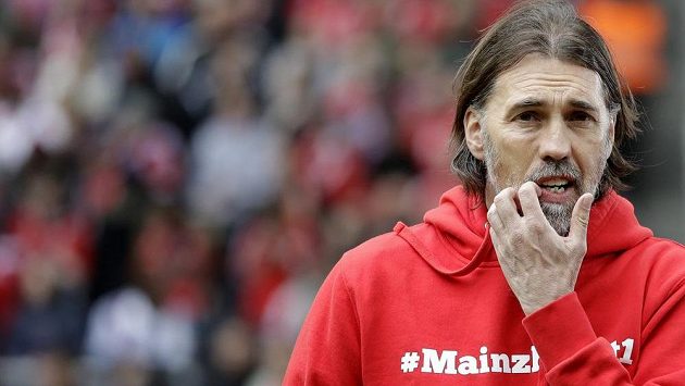 Trenér Martin Schmidt skončil na lavičce fotbalistů Mohuče. Trenér Martin Schmidt skončil na lavičce fotbalistů Mohuče.
