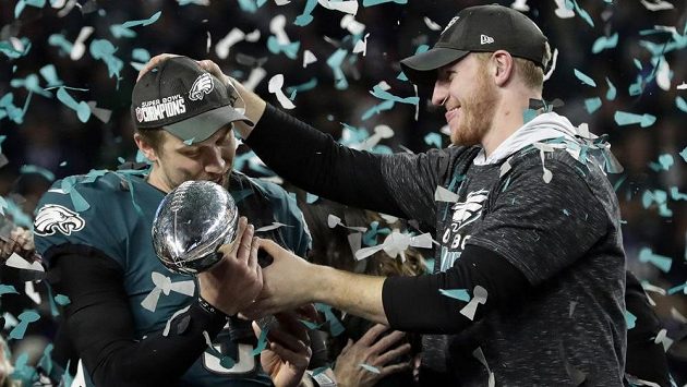 Fotbalisté týmu Philadelphia Eagles quarterback Carson Wentz (vpravo) a Nick Foles se radují z vítězství v Super Bowlu. Fotbalisté týmu Philadelphia Eagles quarterback Carson Wentz (vpravo) a Nick Foles se radují z vítězství v Super Bowlu.