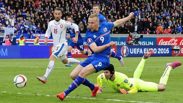 Kolbeinn Sigthórsson překonává brankáře Petra Čecha a střílí vítězný gól Islandu v utkání s českými fotbalisty. Kolbeinn Sigthórsson překonává brankáře Petra Čecha a střílí vítězný gól Islandu v utkání s českými fotbalisty.