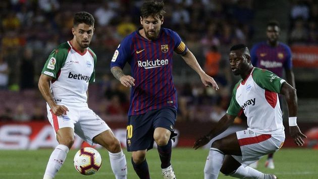 Dirigent hry Barcelony Lionel Messi v souboji s obranou Alavésu. Dirigent hry Barcelony Lionel Messi v souboji s obranou Alavésu.