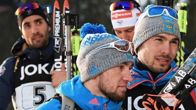 Francouz Martin Fourcade (vlevo) jen nevěřícně sleduje, jak mu Rusové Alexandr Loginov a Anton Šipulin (vpravo) nepodali při slavnostním ceremoniálu ruku. Francouz Martin Fourcade (vlevo) jen nevěřícně sleduje, jak mu Rusové Alexandr Loginov a Anton Šipulin (vpravo) nepodali při slavnostním ceremoniálu ruku.