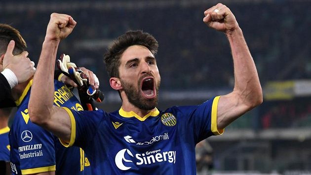 Fabio Borini slaví velkou výhru Hellasu Verona nad Juventusem. Fabio Borini slaví velkou výhru Hellasu Verona nad Juventusem.