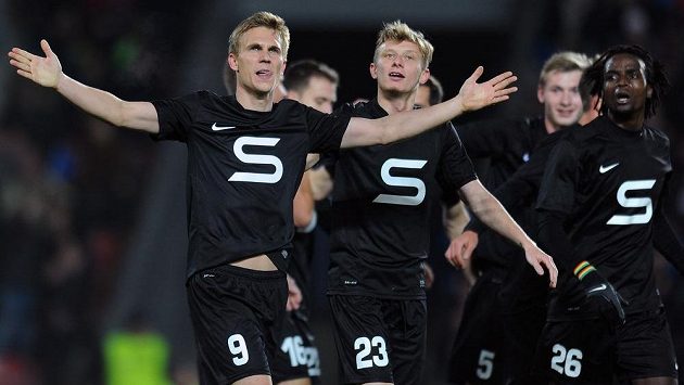 Hráči Sparty Praha Bořek Dočkal (vlevo) a Ladislav Krejčí oslavují třetí gól během utkání 15. kola Gambrinus ligy mezi AC Sparta Praha a FK Mladá Boleslav. Hráči Sparty Praha Bořek Dočkal (vlevo) a Ladislav Krejčí oslavují třetí gól během utkání 15. kola Gambrinus ligy mezi AC Sparta Praha a FK Mladá Boleslav.