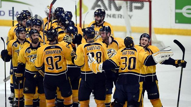 Hokejisté Nashvillu se radují z první výhry ve čtvrtfinále play off NHL. Hokejisté Nashvillu se radují z první výhry ve čtvrtfinále play off NHL.