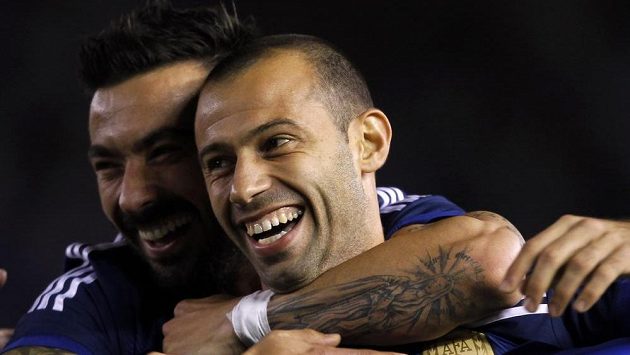 Argentinský záložník Mascherano (v popředí) by podle nové smlouvy měl v Barce působit až do roku 2018. Argentinský záložník Mascherano (v popředí) by podle nové smlouvy měl v Barce působit až do roku 2018.