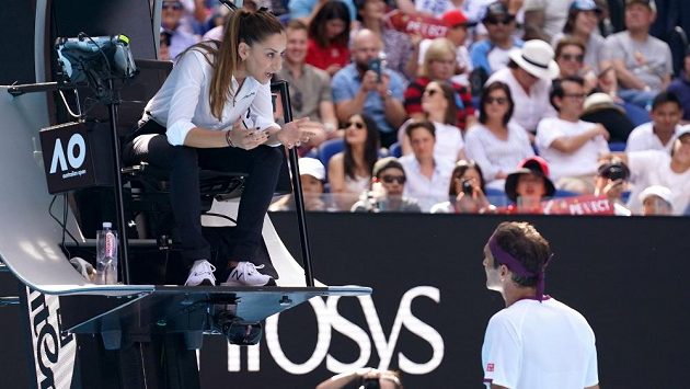 Roger Federer při diskusi s umpirovou rozhodčí Marijanou Veljovičovou. Roger Federer při diskusi s umpirovou rozhodčí Marijanou Veljovičovou.