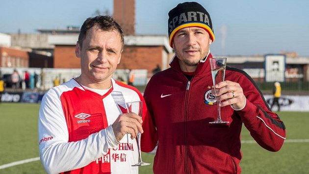 Ivo Ulich ze Slavie Praha a Miroslav Baranek ze Sparty Praha během tradičního Silvestrovského derby internacionálů v pražském Edenu. Ivo Ulich ze Slavie Praha a Miroslav Baranek ze Sparty Praha během tradičního Silvestrovského derby internacionálů v pražském Edenu.