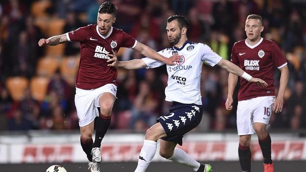 Václav Kadlec ze Sparty Praha a obránce Slovácka Tomáš Košút (v bílém dresu). Václav Kadlec ze Sparty Praha a obránce Slovácka Tomáš Košút (v bílém dresu).