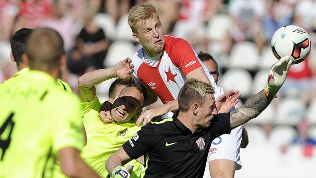 Slávista Michal Frydrych (nahoře) střílí úvodní gól v utkání proti Brnu. Slávista Michal Frydrych (nahoře) střílí úvodní gól v utkání proti Brnu.