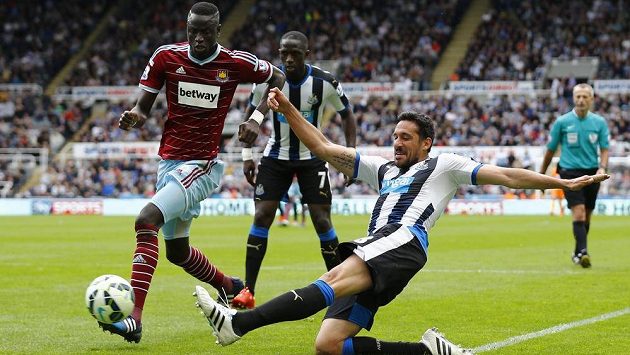 Cheikhou Kouyate (vlevo) z West Hamu v souboji s Jonasem Gutierrezem z Newcastlu. Cheikhou Kouyate (vlevo) z West Hamu v souboji s Jonasem Gutierrezem z Newcastlu.