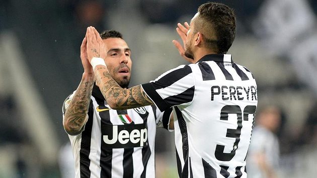 Argentinci Carlos Tévez a Roberto Pereyra se radují z výhry Juventusu. Argentinci Carlos Tévez a Roberto Pereyra se radují z výhry Juventusu.