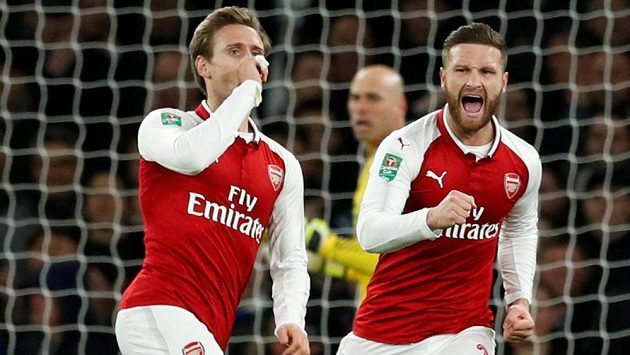 Fotbalisté Arsenalu Nacho Monreal (vlevo) a Shkodran Mustafi slaví první gól Gunners. Fotbalisté Arsenalu Nacho Monreal (vlevo) a Shkodran Mustafi slaví první gól Gunners.