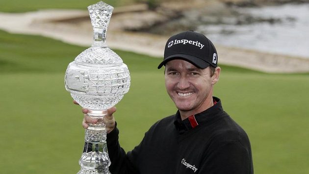 Golfista Jimmy Walker pózuje s vítěznou trofejí. Golfista Jimmy Walker pózuje s vítěznou trofejí.