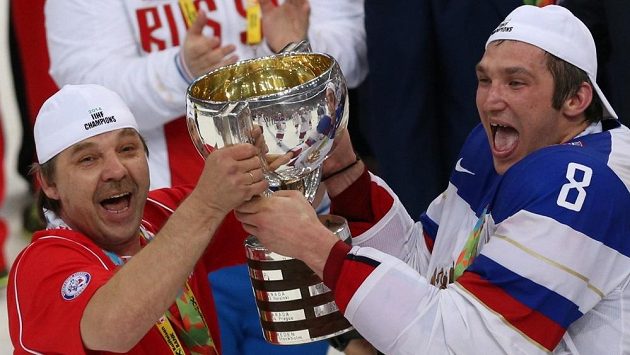 Ruský kouč Oleg Znarok (vlevo a Alexandr Ovečkin pózují se zlatými medailemi a pohárem pro mistry světa v Minsku. Ruský trenér byl ale pro utkání distancován. Ruský kouč Oleg Znarok (vlevo a Alexandr Ovečkin pózují se zlatými medailemi a pohárem pro mistry světa v Minsku. Ruský trenér byl ale pro utkání distancován.
