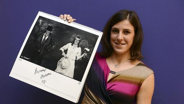 Nejlepší armádní sportovec roku Zuzana Hejnová pózuje se svoji fotografií v kalendáři Dukla 2014. Autorem fotografií v kalendáři je Jan Saudek. Nejlepší armádní sportovec roku Zuzana Hejnová pózuje se svoji fotografií v kalendáři Dukla 2014. Autorem fotografií v kalendáři je Jan Saudek.