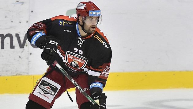 Radek Smoleňák z Hradce Králové se na litvínovském ledě loučil s extraligou. Radek Smoleňák z Hradce Králové se na litvínovském ledě loučil s extraligou.