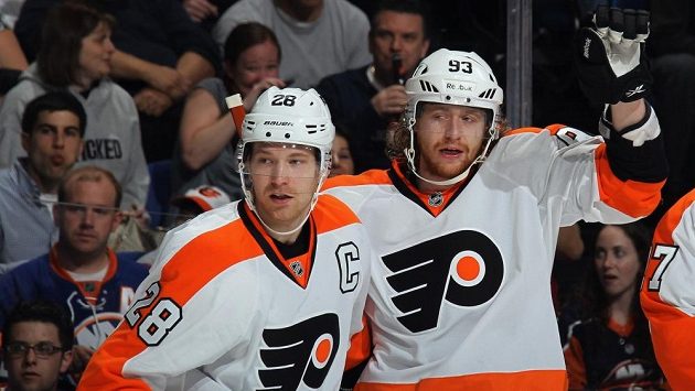 Útočník Philadelphie Jakub Voráček (vpravo) slaví gól se spoluhráčem Claudem Girouxem. Útočník Philadelphie Jakub Voráček (vpravo) slaví gól se spoluhráčem Claudem Girouxem.