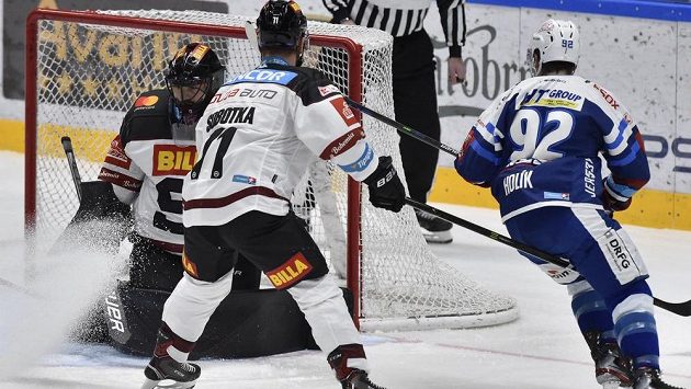 Zleva brankář Sparty Matěj Machovský, Vladimír Sobotka ze Sparty a Petr Holík z Brna. Zleva brankář Sparty Matěj Machovský, Vladimír Sobotka ze Sparty a Petr Holík z Brna.