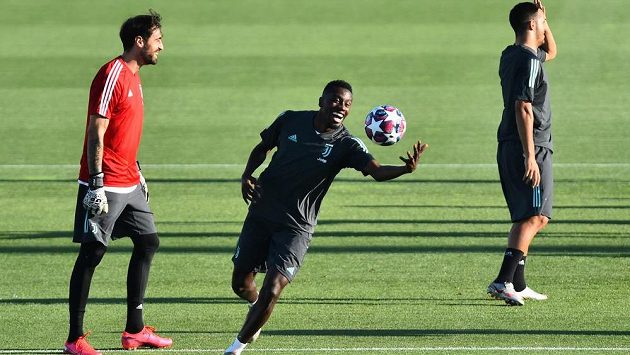 Blaise Matuidi ještě v Juventusu během tréninku. Blaise Matuidi ještě v Juventusu během tréninku.
