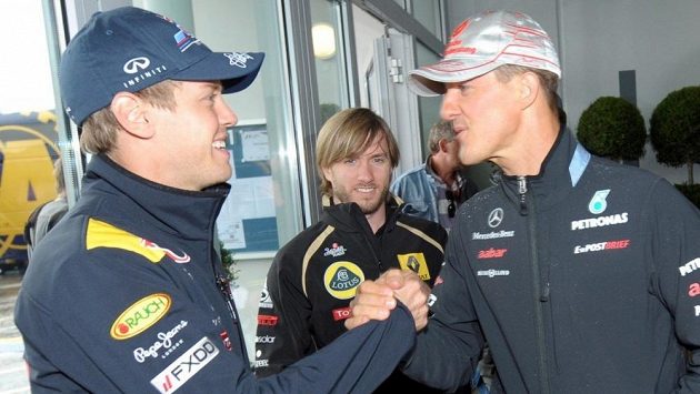 Sebastian Vettel se zdraví s Michaelem Schumacherem v době, kdy ještě spolu jezdili ve formuli 1. Sebastian Vettel se zdraví s Michaelem Schumacherem v době, kdy ještě spolu jezdili ve formuli 1.