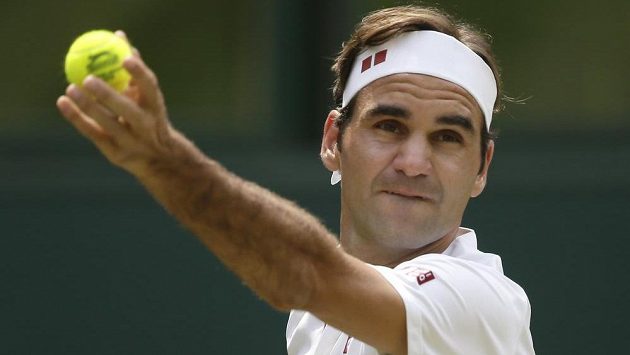 Švýcar Roger Federer při utkání s Adrianem Mannarinem z Francie. Švýcar Roger Federer při utkání s Adrianem Mannarinem z Francie.