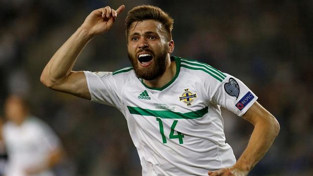 Stuart Dallas ze Severního Irska oslavuje svůj gól proti Ázerbájdžánu. Stuart Dallas ze Severního Irska oslavuje svůj gól proti Ázerbájdžánu.