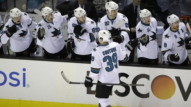 Logan Couture ze San Jose oslavuje se spoluhráči svůj gól proti Los Angeles. Logan Couture ze San Jose oslavuje se spoluhráči svůj gól proti Los Angeles.