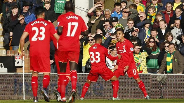 Fotbalisté Liverpoolu se radují z první branky Roberta Firmina v zápase anglické Premier League proti Norwichi. Fotbalisté Liverpoolu se radují z první branky Roberta Firmina v zápase anglické Premier League proti Norwichi.