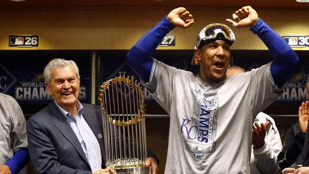 Catcher Salvador Perez (vpravo) a majitel týmu Kansas City Royals David Glass mohli slavit triumf ve Světové sérii. Catcher Salvador Perez (vpravo) a majitel týmu Kansas City Royals David Glass mohli slavit triumf ve Světové sérii.