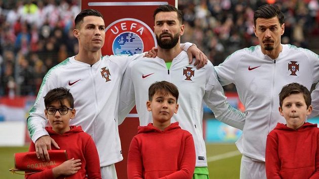 Portugalec Cristiano Ronaldo (první zleva) po boku Ruie Patrícia před zápasem v Lucembursku. Portugalec Cristiano Ronaldo (první zleva) po boku Ruie Patrícia před zápasem v Lucembursku.