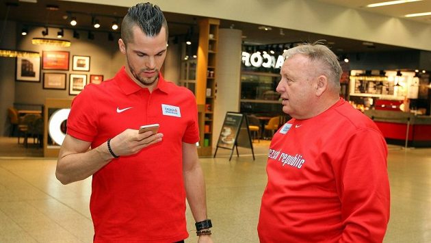 Běžec Jakub Holuša se svým trenérem Jiřím Sequentem před odletem do USA. Běžec Jakub Holuša se svým trenérem Jiřím Sequentem před odletem do USA.
