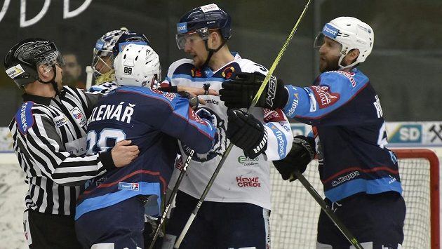 Potyčka před libereckou brankou, zprava Vladimír Růžička z Chomutova, Ladislav Šmíd z Liberce, Jakub Sklenář z Chomutova a brankář Liberce Roman Will. Potyčka před libereckou brankou, zprava Vladimír Růžička z Chomutova, Ladislav Šmíd z Liberce, Jakub Sklenář z Chomutova a brankář Liberce Roman Will.