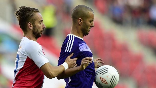 Slávista Dušan Švento (vlevo) a Sofiane Hanni z Anderlechtu v úvodním utkání play off Evropské ligy. Slávista Dušan Švento (vlevo) a Sofiane Hanni z Anderlechtu v úvodním utkání play off Evropské ligy.